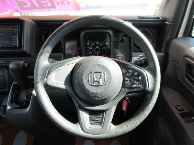 ステアリングまわり、メーター内には低燃費運転をアシストするエコインジゲーター付き