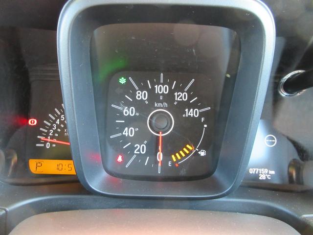 メーターまわり、左タコメーター、中央スピードメーター、右インフォメーションディスプレー