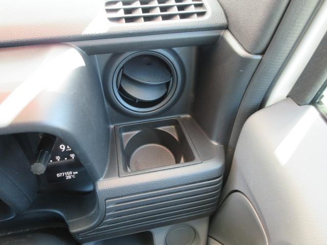 運転席右側より、よく使うドリンクホルダーの位置が優秀です。