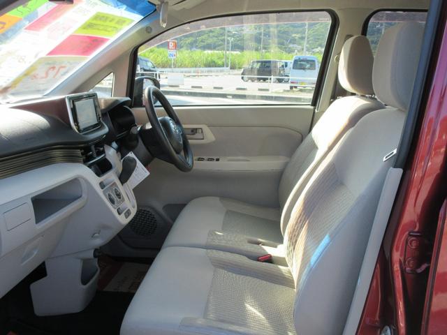 助手席より、ベンチシートで広々感ＵＰ！アームレスト付き、全席抗菌・消臭クリーニング仕上げ。