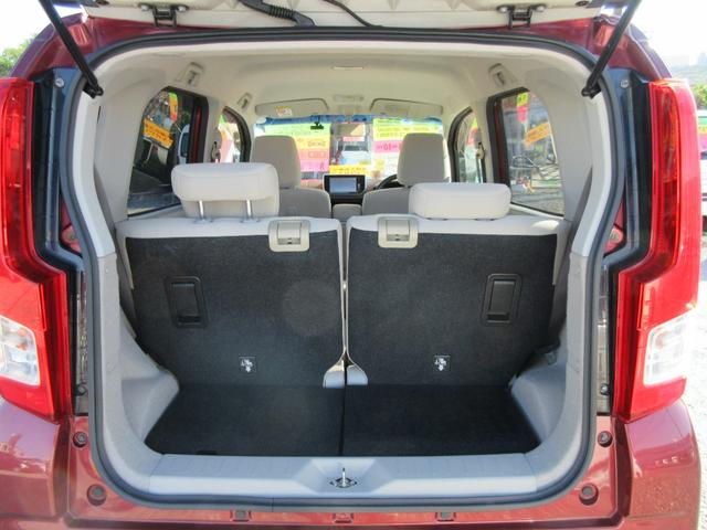 リアゲートＯＰＥＮ！リアシートそのままでも十分な荷室の広さ。