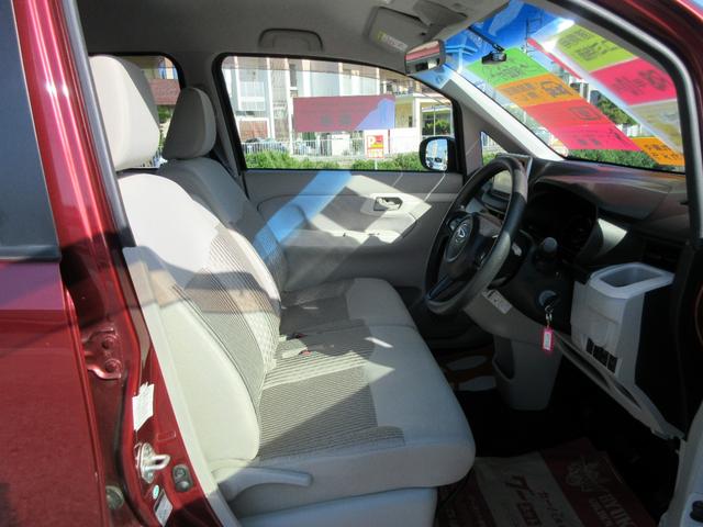 運転席シートより、ベンチシートで広々感ＵＰ！アームレスト付き