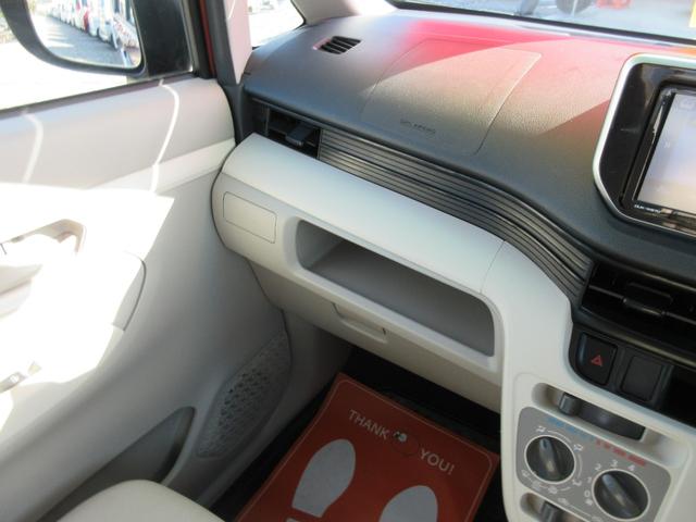 助手席前の収納も豊富→