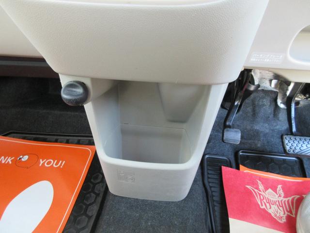 ＡＴシフト下には１００ｖシガーソケット電源付き、小物入れ付き。