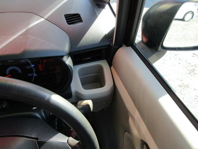 運転席右側より、よく使うドリンクホルダーの位置が優秀です。