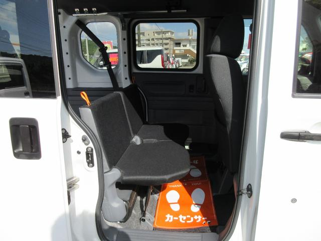 運転席後ろ、リアシートより