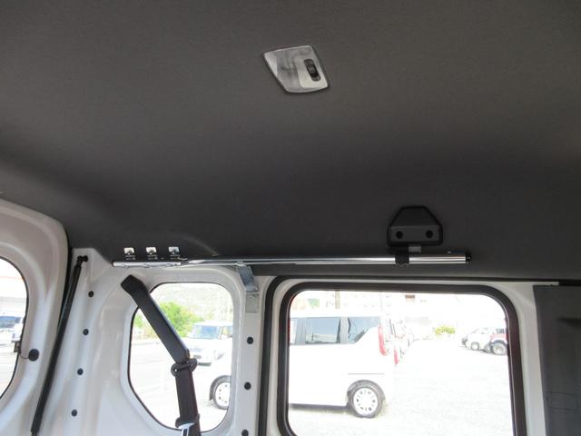 ルーフ天井には遊び・趣味の用品、お仕事用の固定器具付き