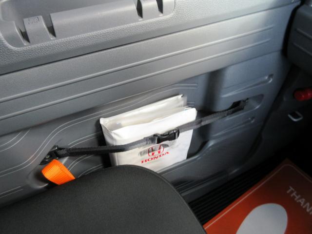 ドアポケットに車検証入れ。