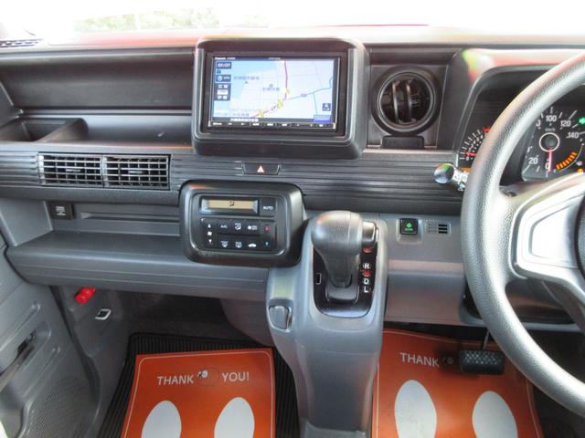 センターパネルより、上から７インチナビ・ＦＭＡＭ・ＳＤ・Ｂｌｕｅｔｏｏｔｈ・ＥＴＣ付き。