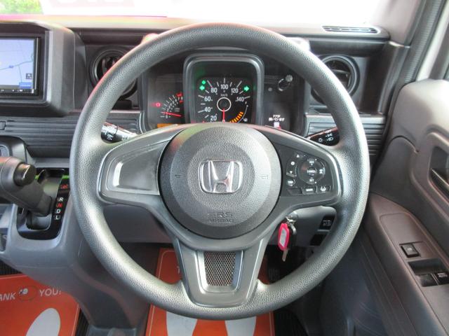 ステアリングまわり、メーター内には低燃費運転をアシストするエコインジゲーター付き、レーダーオートクルーズ機能、インフォメーションディスプレイ操作スイッチ、