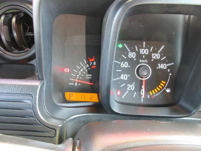 ←左メーターはエンジン回転数・タコメーターと液晶ディスプレイ