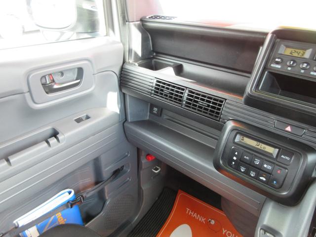 助手席前の収納は限定的で少ないですがドアポケットに車検証入れ付き。