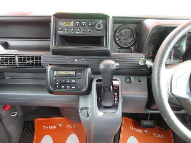 センターパネルより、上から純正ＦＭＡＭオーディオ、操作性・見た目もＧＯＯＤ！なオートエアコンパネル、ハンドルの位置に近く便利なインパネＡＴシフトまわり。