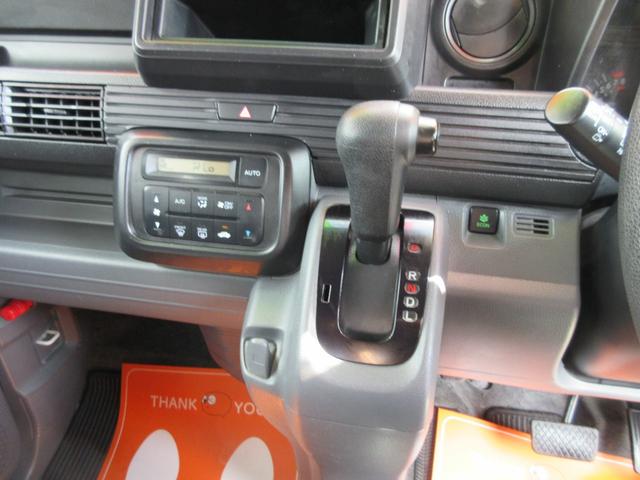 操作性・見た目もＧＯＯＤ！なオートエアコンパネル、ハンドルの位置に近く便利なインパネＡＴシフトまわり。