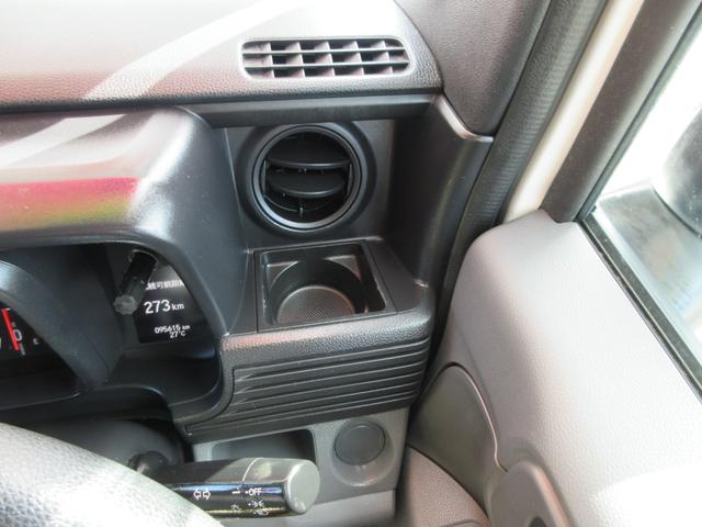 運転席右側より、よく使うドリンクホルダーの位置が優秀です。