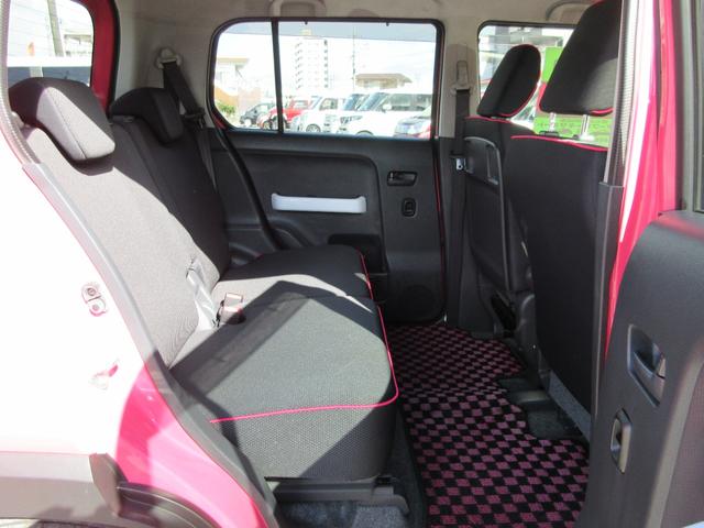 運転席後ろ、リアシートより。