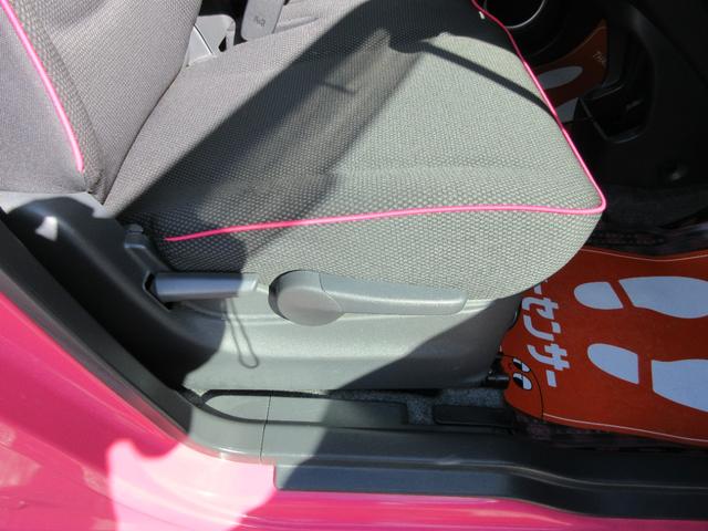 運転席シートより、座面の高さ調整できるシートリフター付き、アームレスト付き。