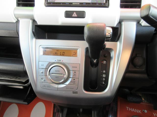 ナビ下には操作性・見た目もＧＯＯＤ！なオートエアコンパネル、ハンドルの位置に近く便利なインパネＡＴシフトまわり。