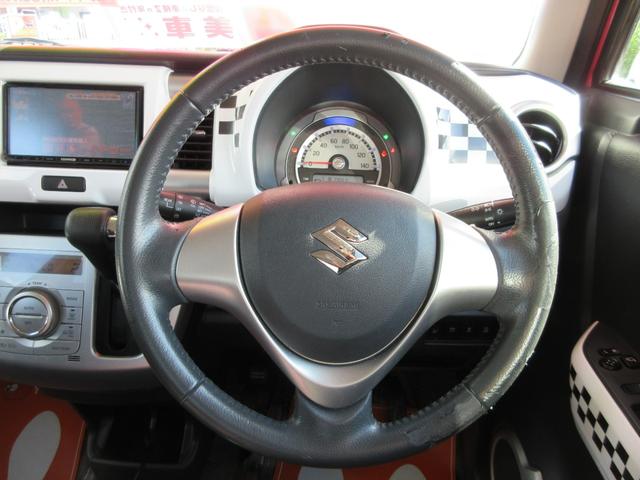 ステアリングまわり、メーター内には低燃費運転をアシストするエコインジゲーターイルミネーション！低燃費運転時→グリーン、停車時・通常走行時→ブルーに色が変わります。