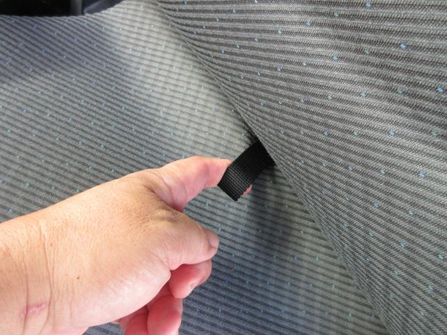 助手席座面のヒモを上に引っ張ると→