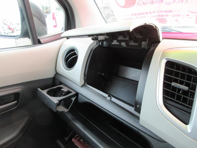 助手席前の収納も豊富、下からグローブＢＯＸ内、その上小物置きとしてＧＯＯＤ！ドリンクホルダー×１、一番上にもフタタイプ収納があり便利。