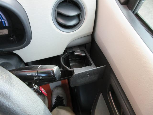 運転席右より、よく使うドリンクホルダーの位置が優秀です。