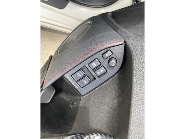 パワーウィンドウのスイッチですよ。運転席に居ながら窓を開け閉めのコントロールできますよ。