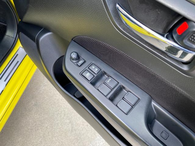 パワーウィンドウのスイッチですよ。運転席に居ながら窓を開け閉めのコントロールできますよ。