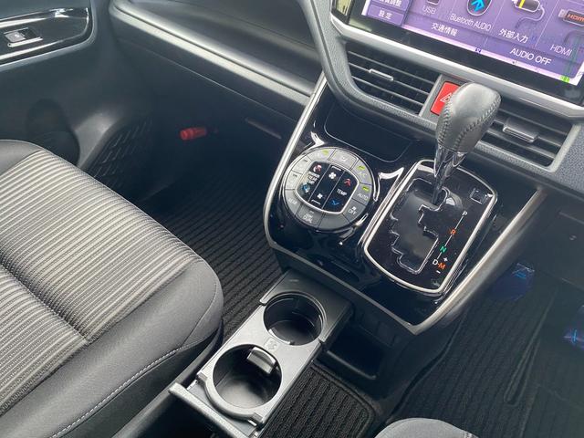 必ず使用するシフトレバー。確りと確認したいですね。