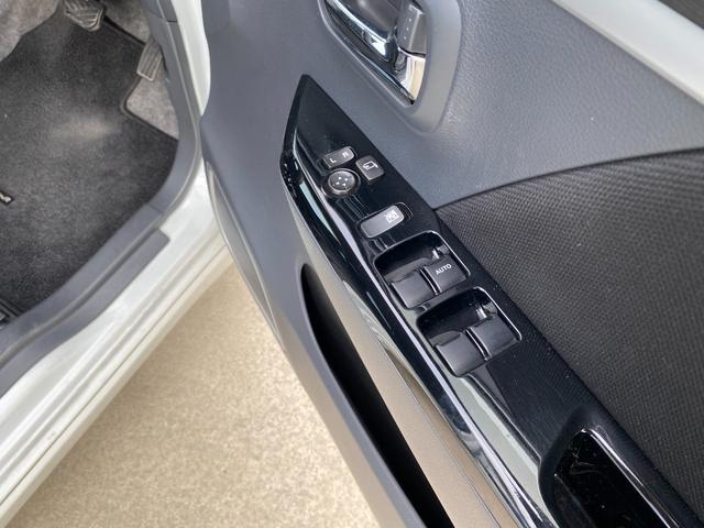 パワーウィンドウのスイッチですよ。運転席に居ながら窓を開け閉めのコントロールできますよ。