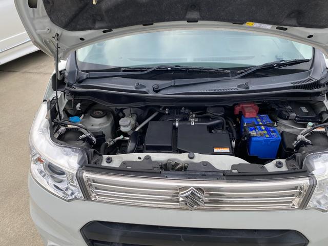 塩害の無い内地仕入れの為、エンジンルームも綺麗な状態です。もちろん下回りの錆などもございません。