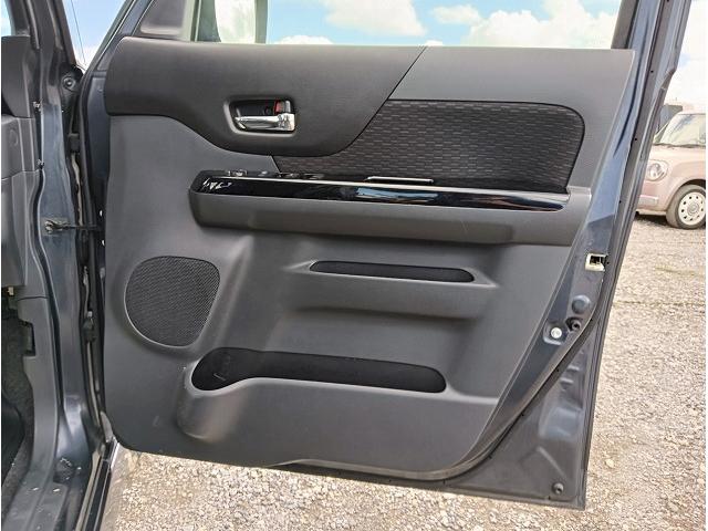 ライト類もしっかり真心を込めて磨いています！目が透き通っているとかっこよく見えますよね♪