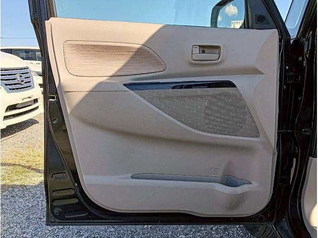 ☆内装も綺麗です☆内装も専門のスタッフが綺麗に清掃致します。気になるシートの汚れや天井の汚れもしっかり綺麗に致しますので、ご安心ください！