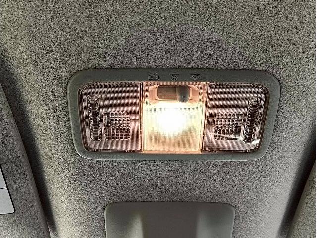 ☆内装も綺麗です☆内装も専門のスタッフが綺麗に清掃致します。気になるシートの汚れや天井の汚れもしっかり綺麗に致しますので、ご安心ください！