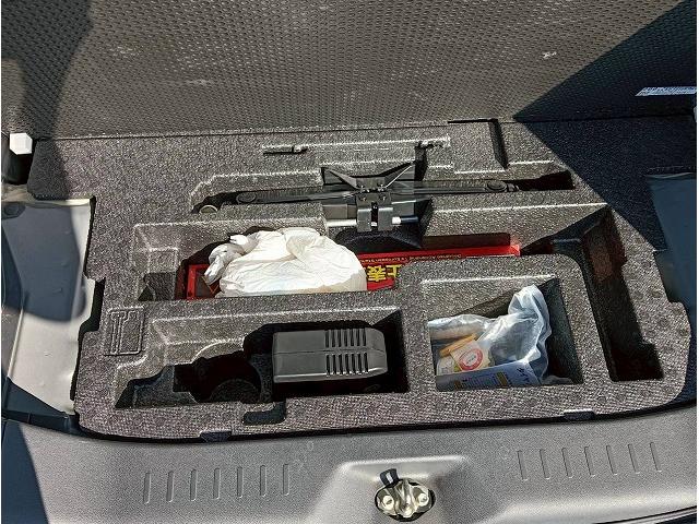 ライト類もしっかり真心を込めて磨いています！目が透き通っているとかっこよく見えますよね♪