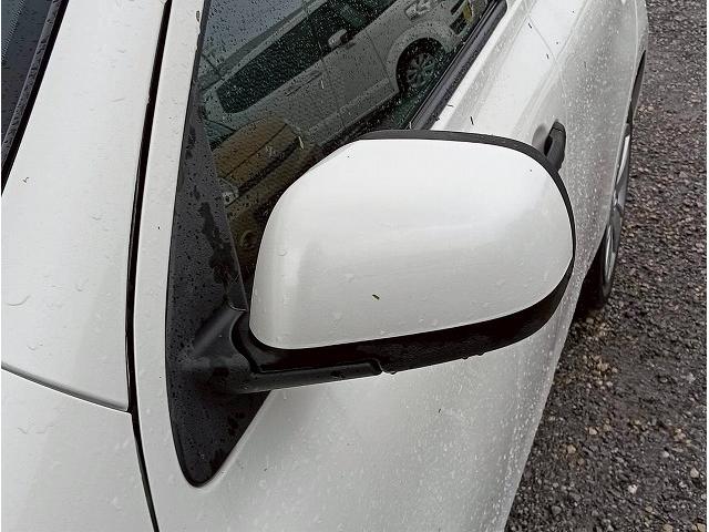 ライト類もしっかり真心を込めて磨いています！目が透き通っているとかっこよく見えますよね♪