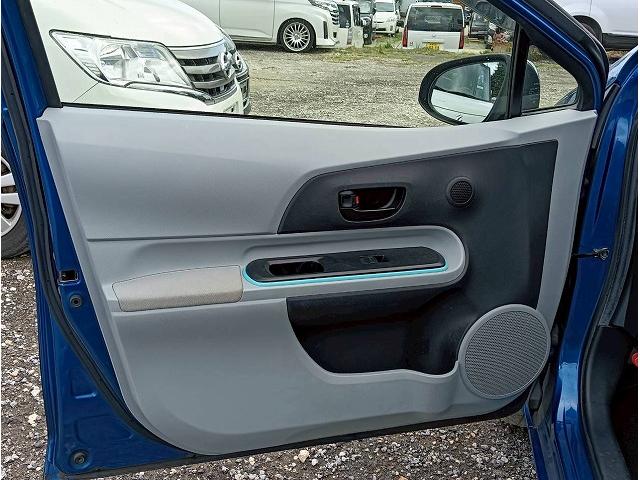 ライト類もしっかり真心を込めて磨いています！目が透き通っているとかっこよく見えますよね♪