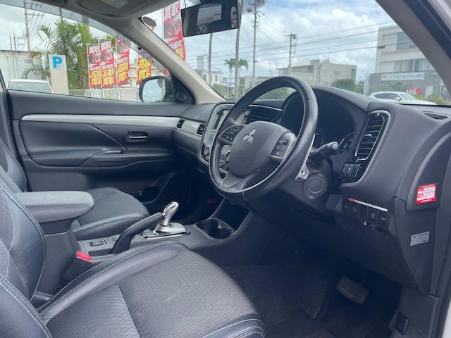 運転席からの視界も広く女性の方でも運転しやすい設計に。