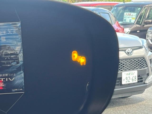 【ブラインドスポットモニター（ＢＳＭ）】後方からの接近車両に反応し、ライトが点灯します。