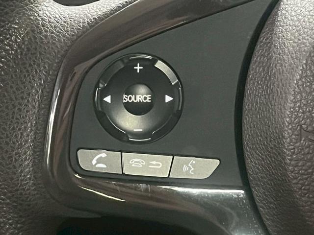 ステアリング左でオーディオ操作可能です。