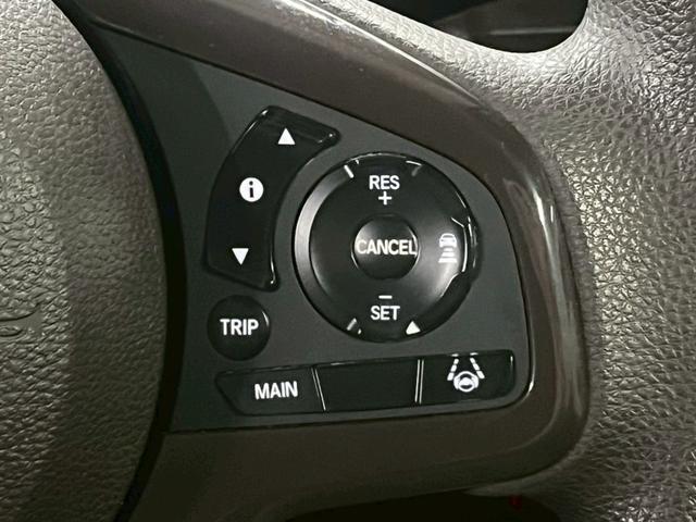 ステアリング右でクルーズコントロール操作可能です。