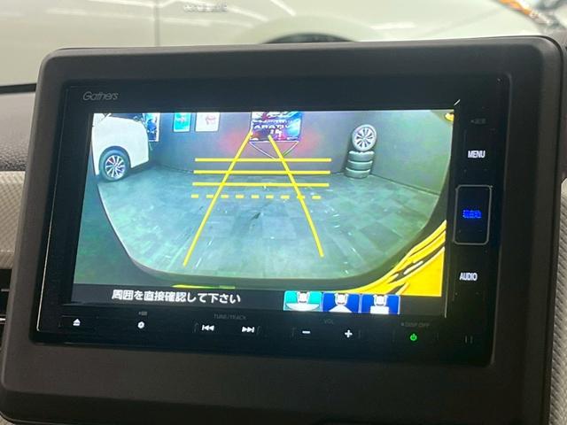 駐車時に安心のバックモニター機能付き