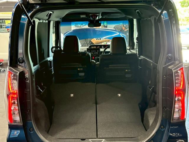 後部座席を倒すと更に広いスペースがうまれます。