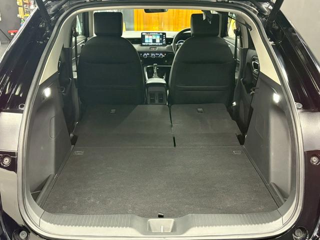 後部座席を倒すと更に広いスペースがうまれます。