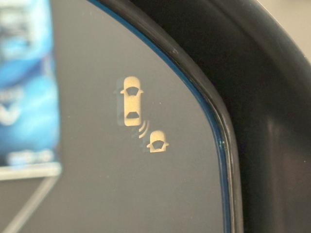 【ブラインドスポットモニター（ＢＳＭ）】後方からの接近車両に反応し、点灯する為、不注意などでの事故を未然に防ぎます。