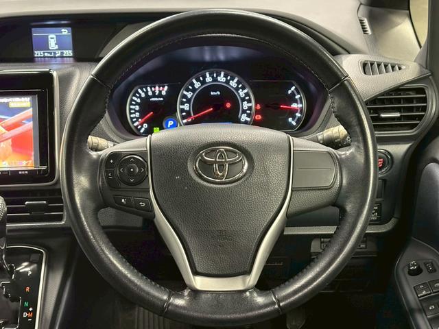 ヴォクシー ＺＳ　フリップダウンモニター　純正ＳＤナビ　バックモニター　アイドリングストップ　ステアリングスイッチ　ドライブレコーダー　両側パワースライドドア　スマートキー　ＥＴＣ　県内買取車両　保証対象車両（3枚目）