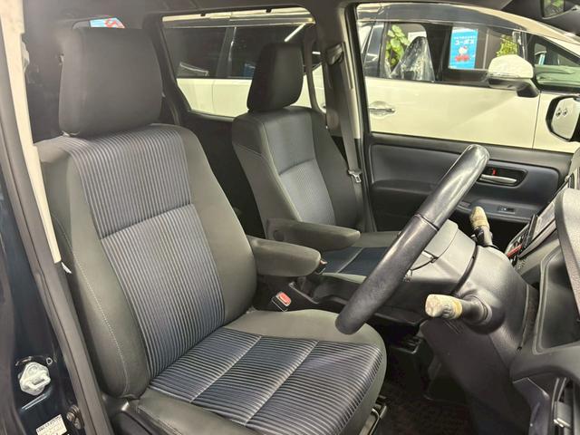 ヴォクシー ＺＳ　フリップダウンモニター　純正ＳＤナビ　バックモニター　アイドリングストップ　ステアリングスイッチ　ドライブレコーダー　両側パワースライドドア　スマートキー　ＥＴＣ　県内買取車両　保証対象車両（7枚目）