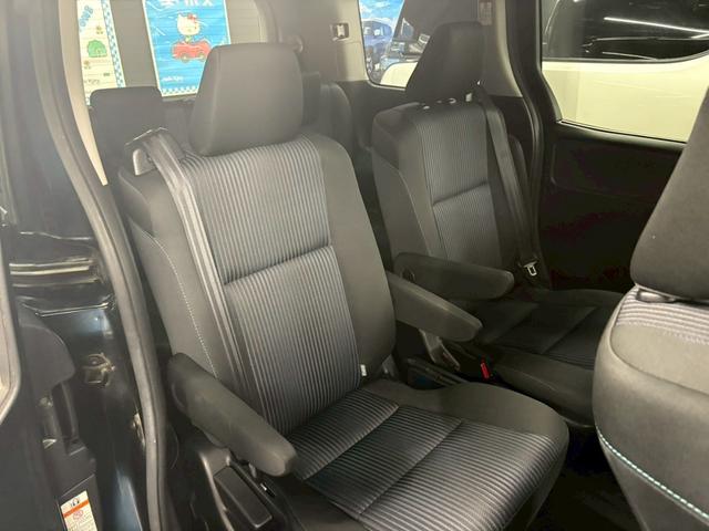 ヴォクシー ＺＳ　フリップダウンモニター　純正ＳＤナビ　バックモニター　アイドリングストップ　ステアリングスイッチ　ドライブレコーダー　両側パワースライドドア　スマートキー　ＥＴＣ　県内買取車両　保証対象車両（8枚目）