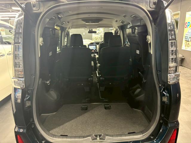 ヴォクシー ＺＳ　フリップダウンモニター　純正ＳＤナビ　バックモニター　アイドリングストップ　ステアリングスイッチ　ドライブレコーダー　両側パワースライドドア　スマートキー　ＥＴＣ　県内買取車両　保証対象車両（10枚目）