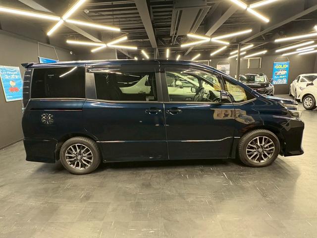 ヴォクシー ＺＳ　フリップダウンモニター　純正ＳＤナビ　バックモニター　アイドリングストップ　ステアリングスイッチ　ドライブレコーダー　両側パワースライドドア　スマートキー　ＥＴＣ　県内買取車両　保証対象車両（16枚目）